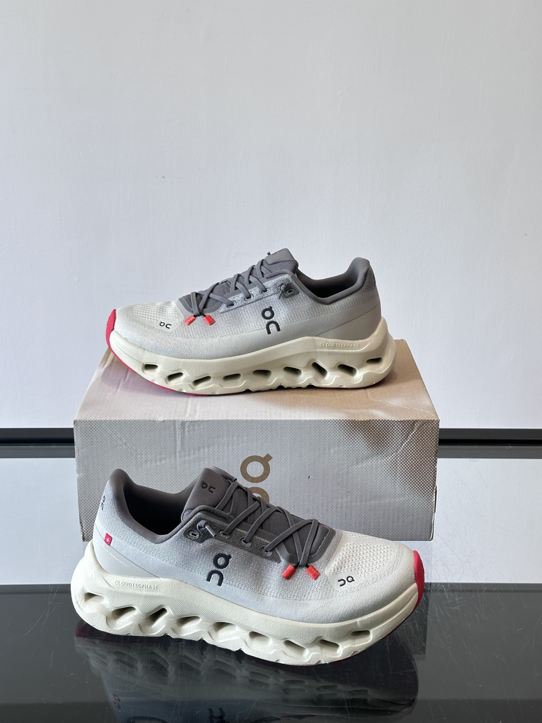 🌸On Cloudtilt情侣款👫跑鞋，瑞士品牌On昂跑出品，主打轻量化和缓震性能。鞋面采用透气网布，适