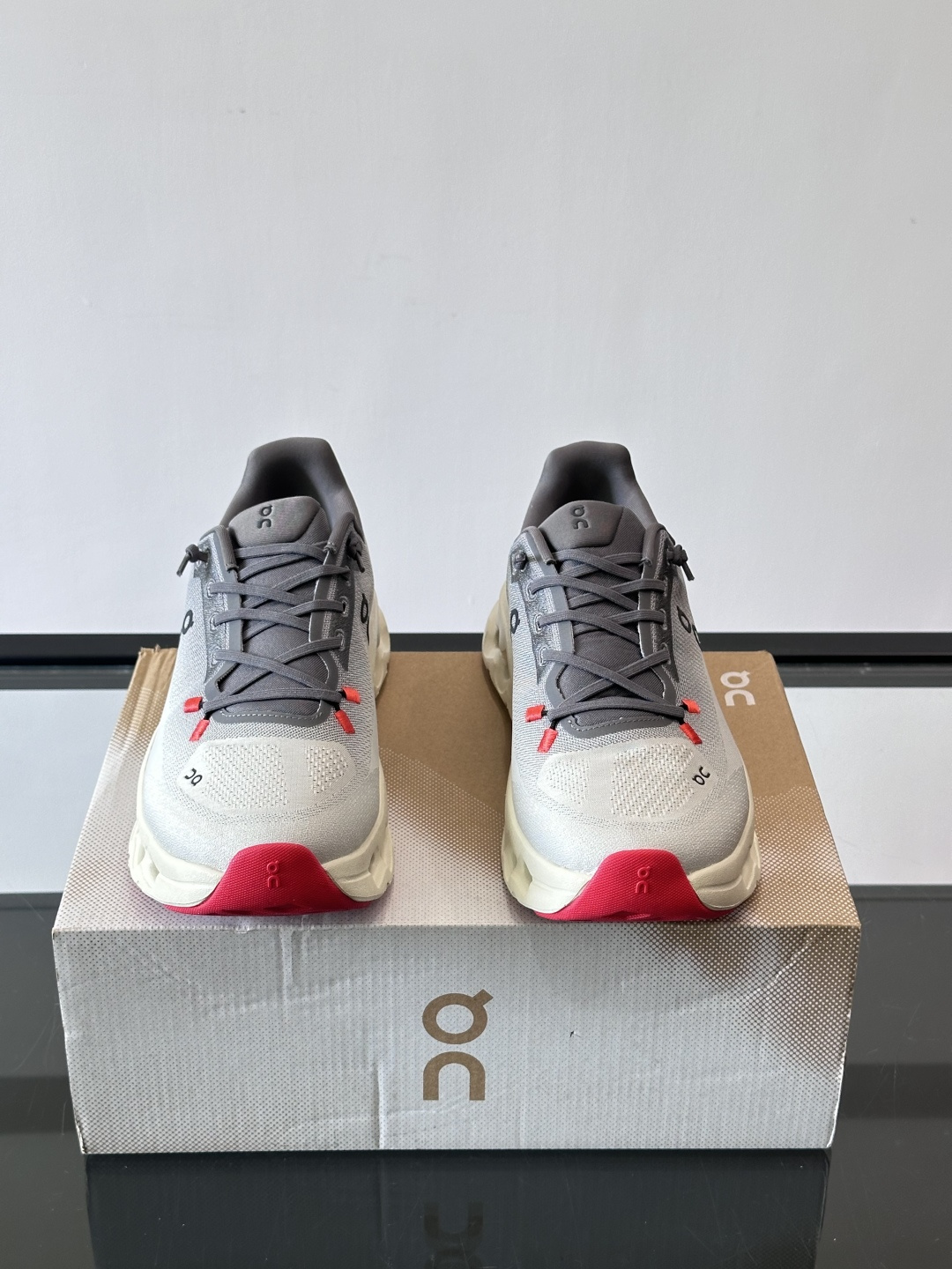 🌸On Cloudtilt情侣款👫跑鞋，瑞士品牌On昂跑出品，主打轻量化和缓震性能。鞋面采用透气网布，适