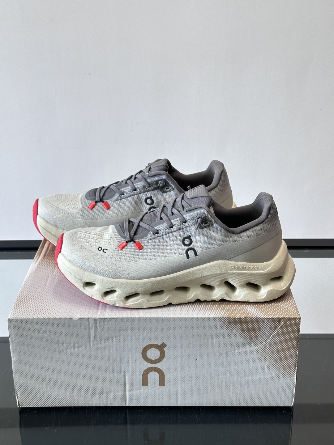 🌸On Cloudtilt情侣款👫跑鞋，瑞士品牌On昂跑出品，主打轻量化和缓震性能。鞋面采用透气网布，适