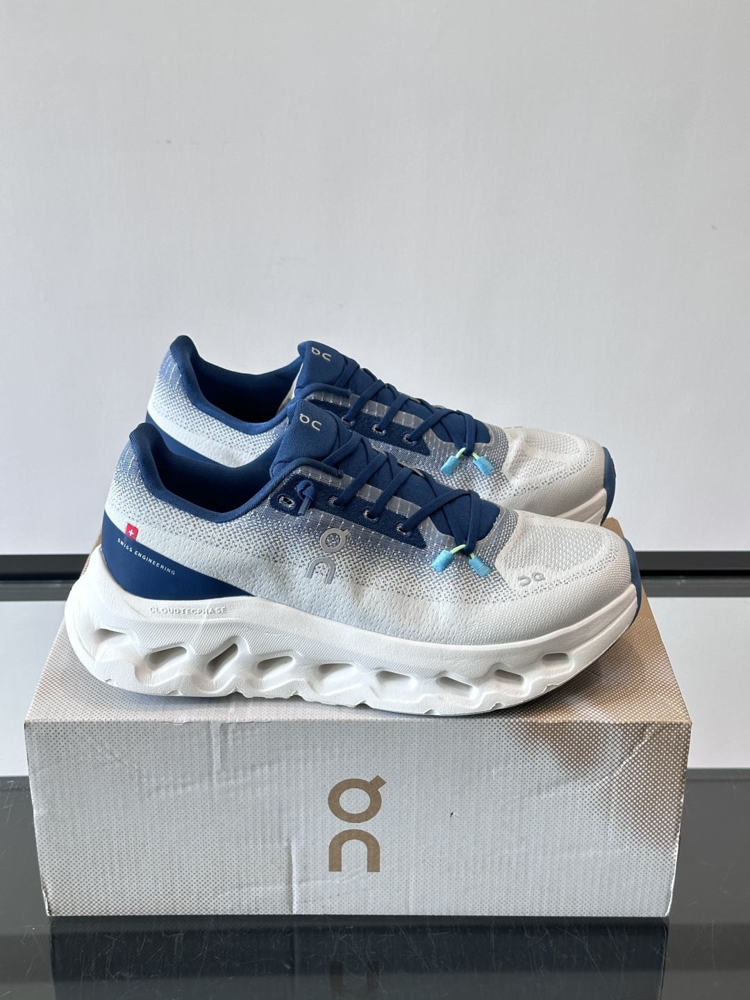 🌸On Cloudtilt情侣款👫跑鞋，瑞士品牌On昂跑出品，主打轻量化和缓震性能。鞋面采用透气网布，适