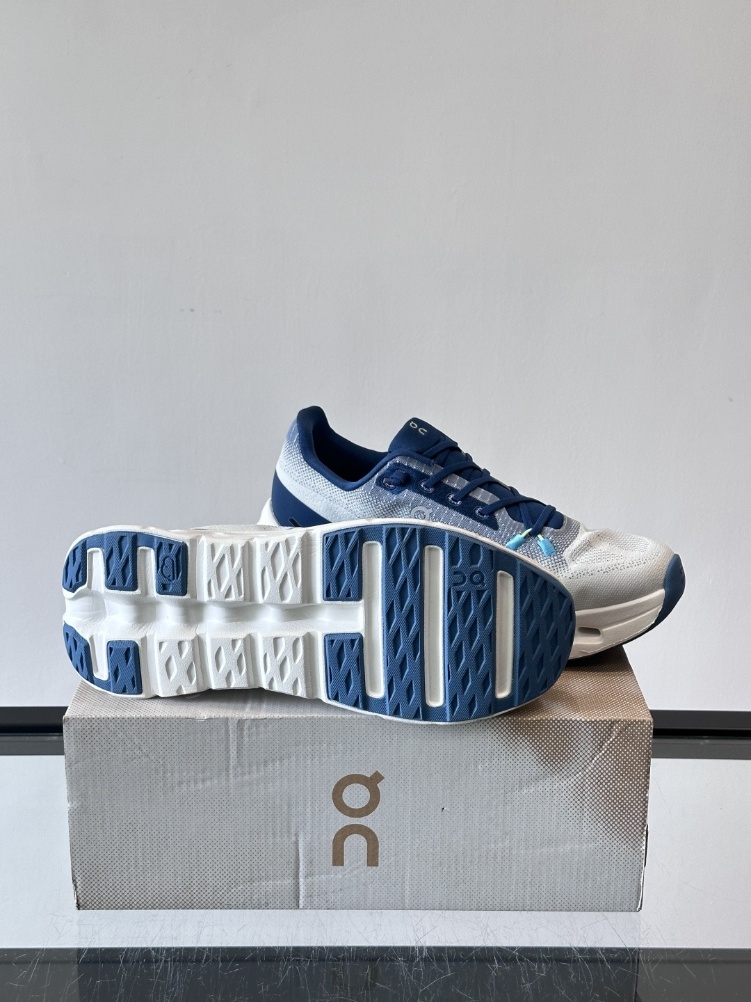 🌸On Cloudtilt情侣款👫跑鞋，瑞士品牌On昂跑出品，主打轻量化和缓震性能。鞋面采用透气网布，适