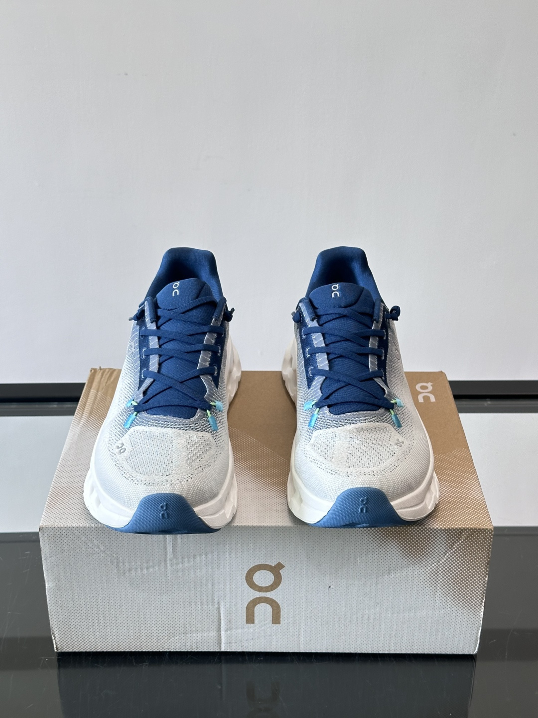 🌸On Cloudtilt情侣款👫跑鞋，瑞士品牌On昂跑出品，主打轻量化和缓震性能。鞋面采用透气网布，适