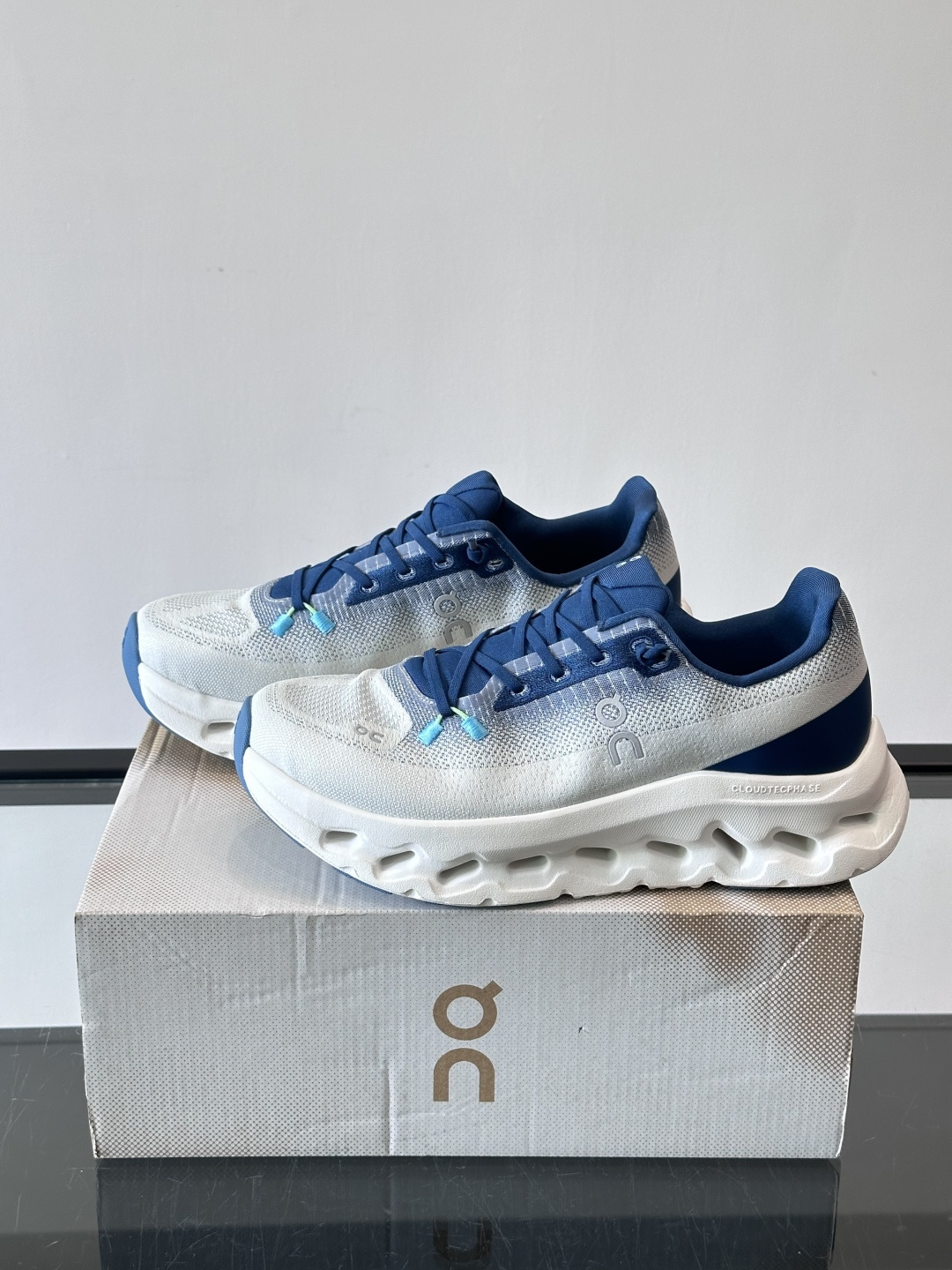 🌸On Cloudtilt情侣款👫跑鞋，瑞士品牌On昂跑出品，主打轻量化和缓震性能。鞋面采用透气网布，适