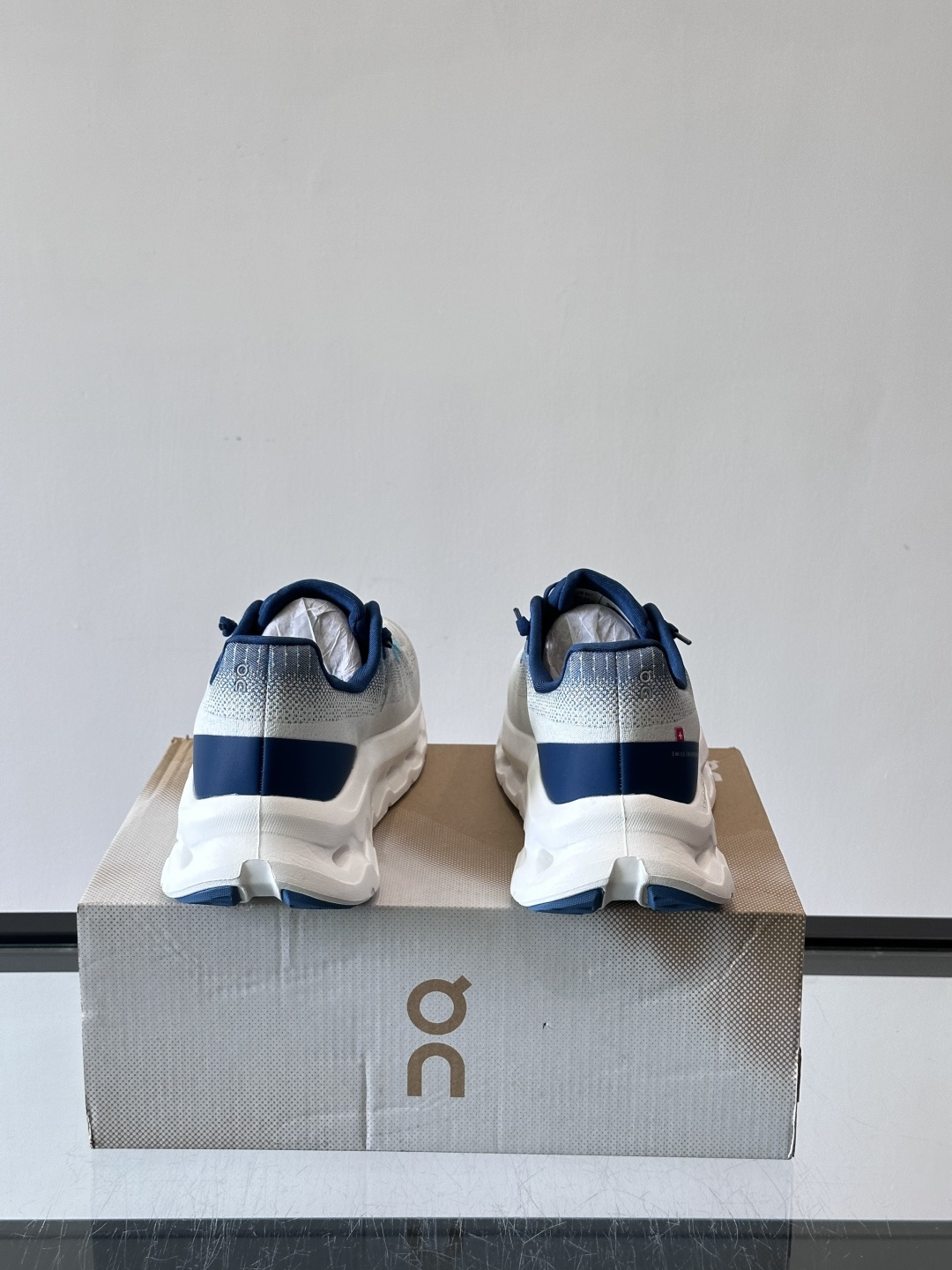 🌸On Cloudtilt情侣款👫跑鞋，瑞士品牌On昂跑出品，主打轻量化和缓震性能。鞋面采用透气网布，适