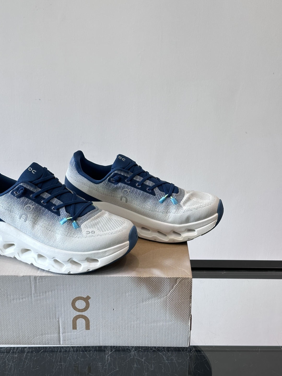 🌸On Cloudtilt情侣款👫跑鞋，瑞士品牌On昂跑出品，主打轻量化和缓震性能。鞋面采用透气网布，适