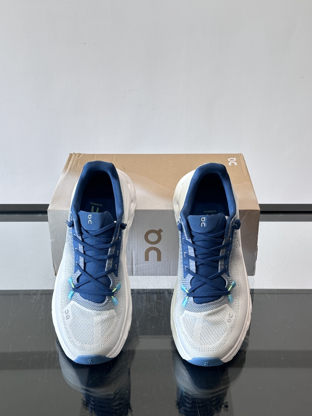 🌸On Cloudtilt情侣款👫跑鞋，瑞士品牌On昂跑出品，主打轻量化和缓震性能。鞋面采用透气网布，适