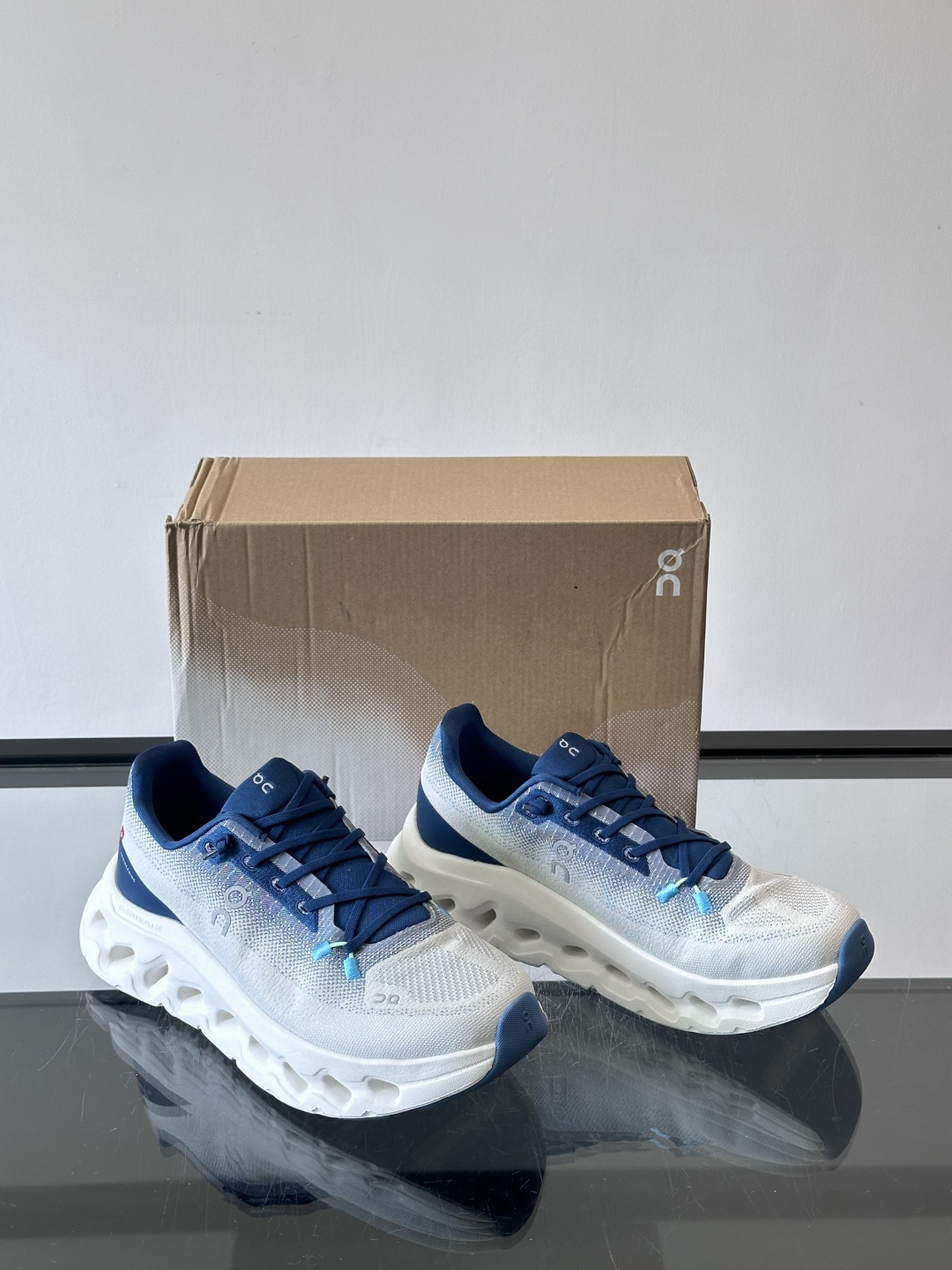 🌸On Cloudtilt情侣款👫跑鞋，瑞士品牌On昂跑出品，主打轻量化和缓震性能。鞋面采用透气网布，适