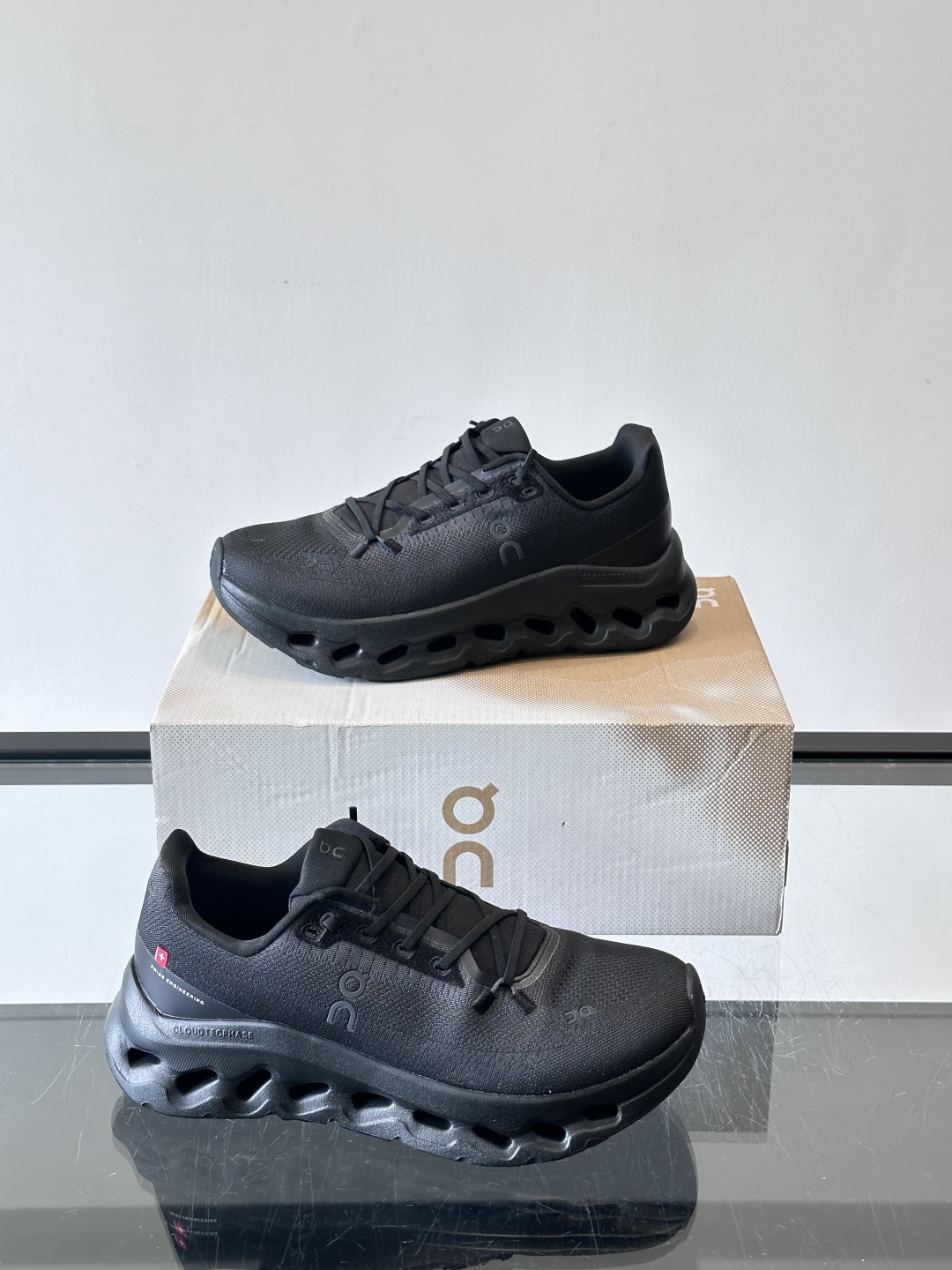 🌸On Cloudtilt情侣款👫跑鞋，瑞士品牌On昂跑出品，主打轻量化和缓震性能。鞋面采用透气网布，适