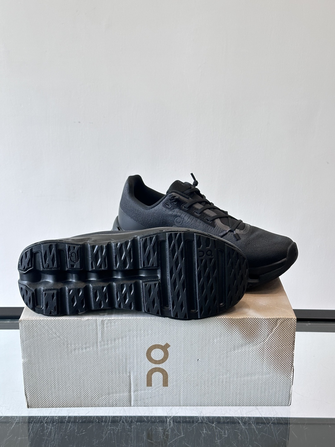 🌸On Cloudtilt情侣款👫跑鞋，瑞士品牌On昂跑出品，主打轻量化和缓震性能。鞋面采用透气网布，适