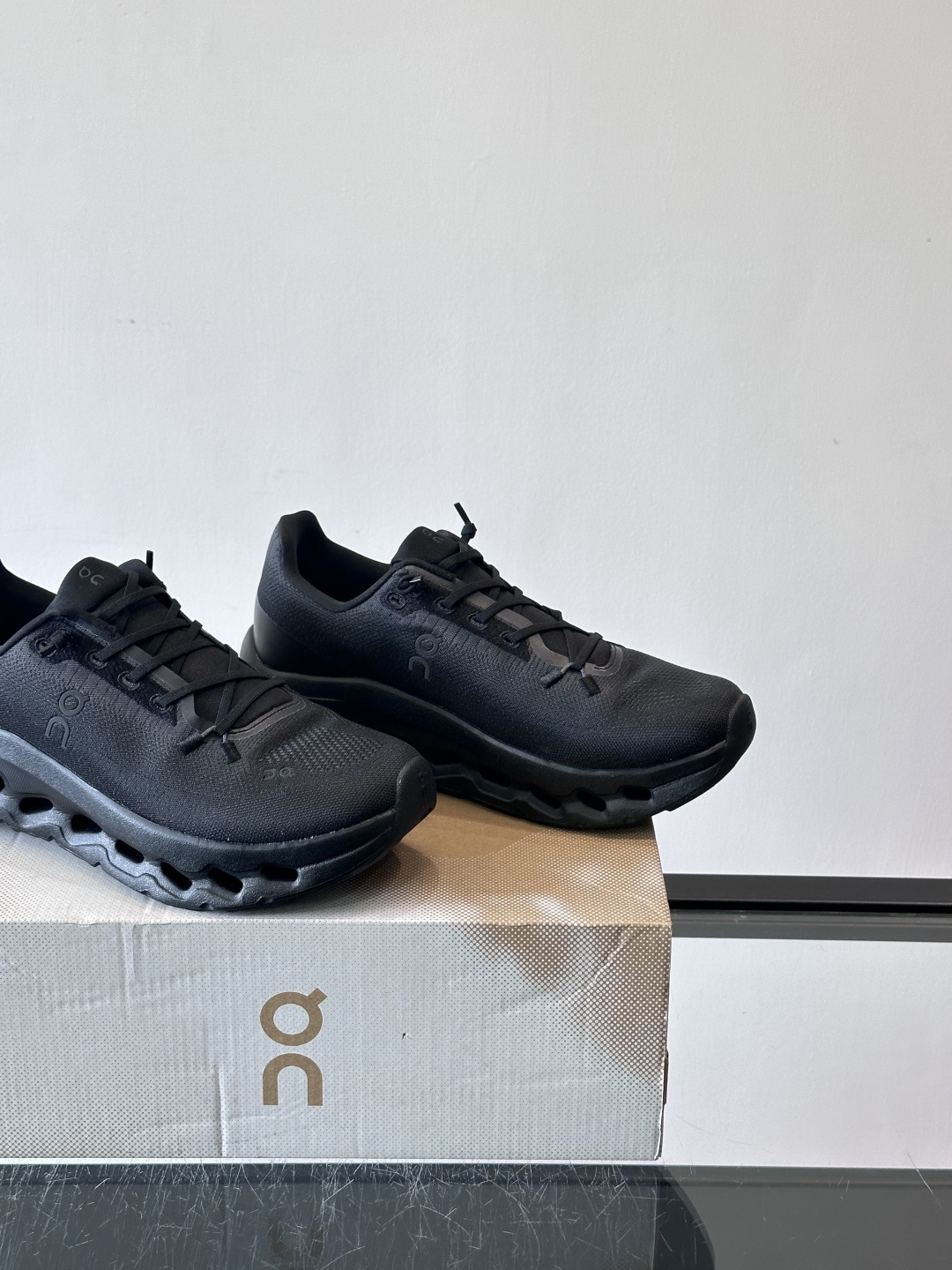 🌸On Cloudtilt情侣款👫跑鞋，瑞士品牌On昂跑出品，主打轻量化和缓震性能。鞋面采用透气网布，适