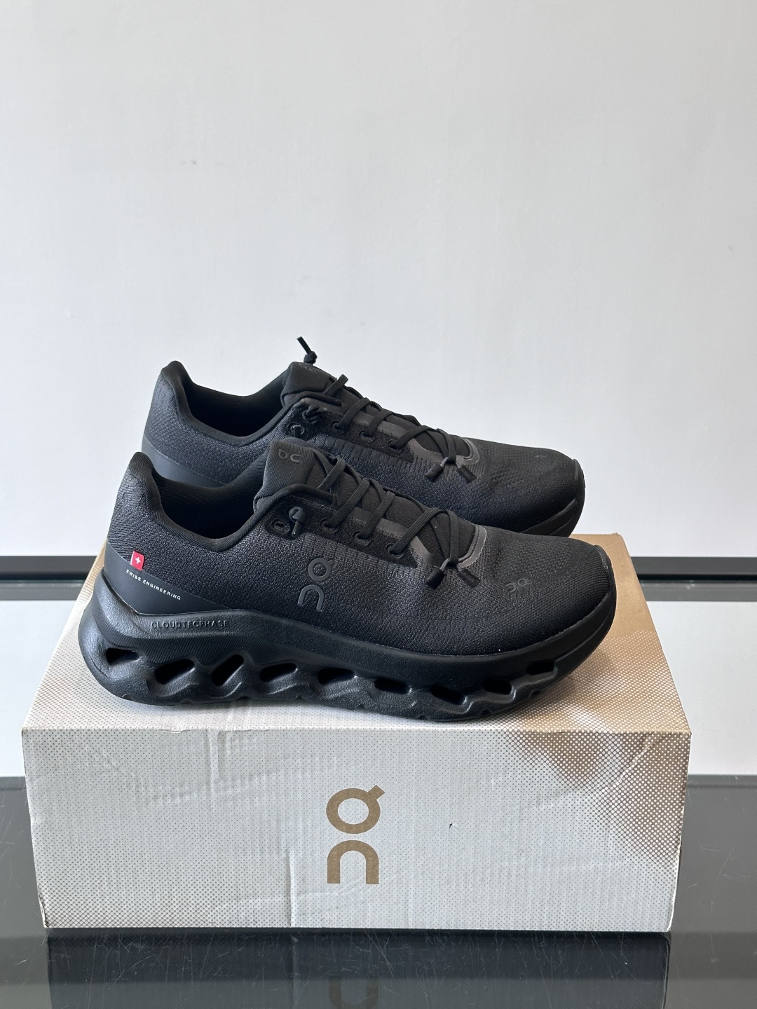 🌸On Cloudtilt情侣款👫跑鞋，瑞士品牌On昂跑出品，主打轻量化和缓震性能。鞋面采用透气网布，适