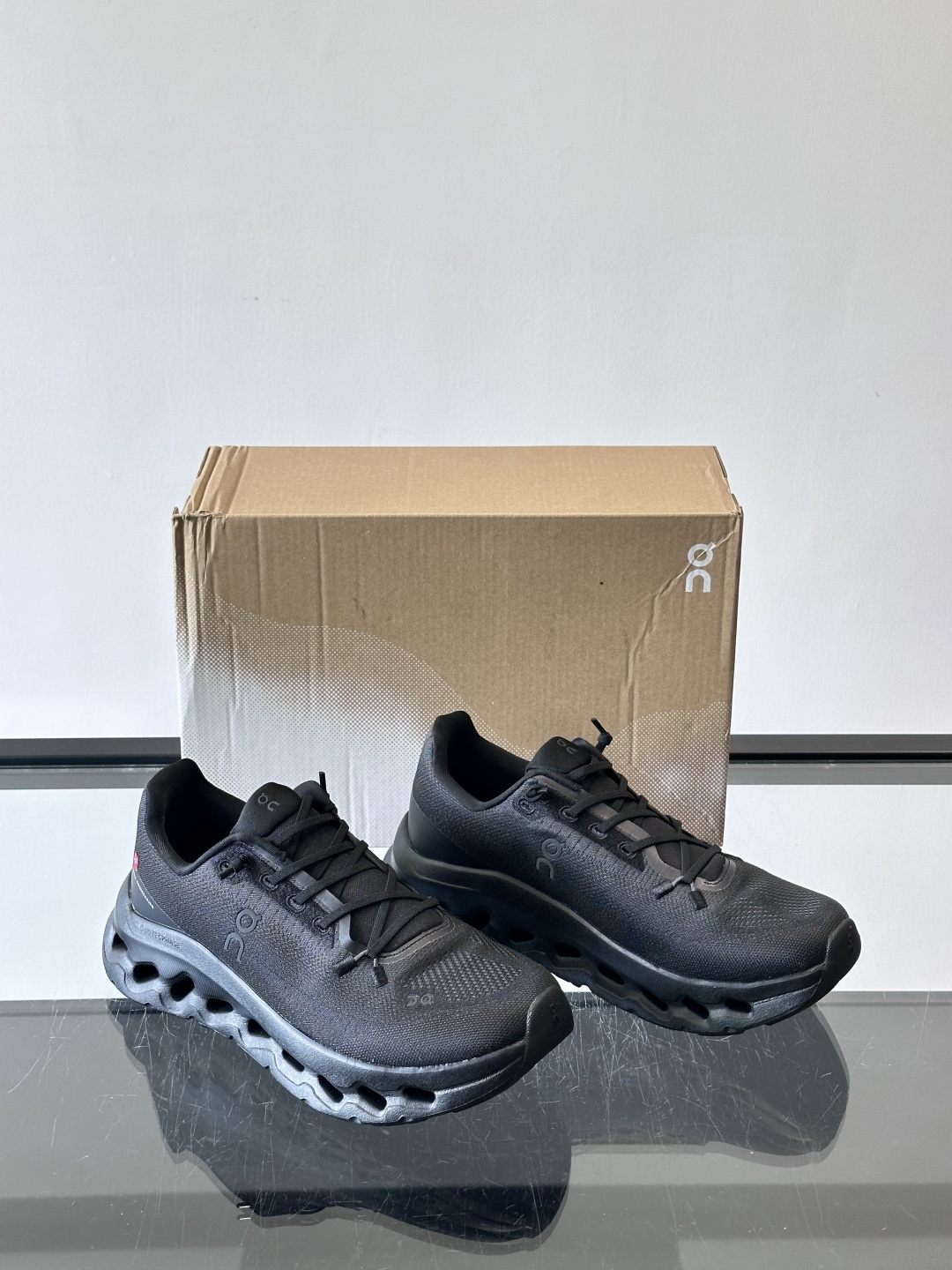 🌸On Cloudtilt情侣款👫跑鞋，瑞士品牌On昂跑出品，主打轻量化和缓震性能。鞋面采用透气网布，适