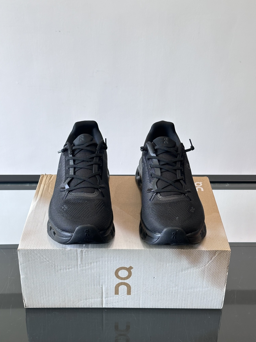 🌸On Cloudtilt情侣款👫跑鞋，瑞士品牌On昂跑出品，主打轻量化和缓震性能。鞋面采用透气网布，适