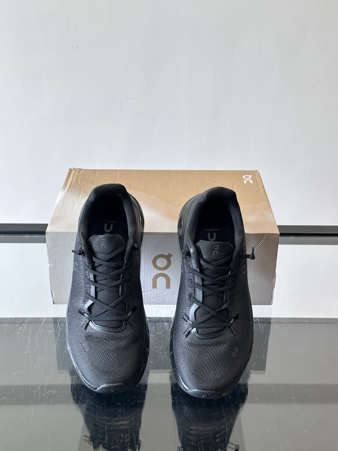 🌸On Cloudtilt情侣款👫跑鞋，瑞士品牌On昂跑出品，主打轻量化和缓震性能。鞋面采用透气网布，适