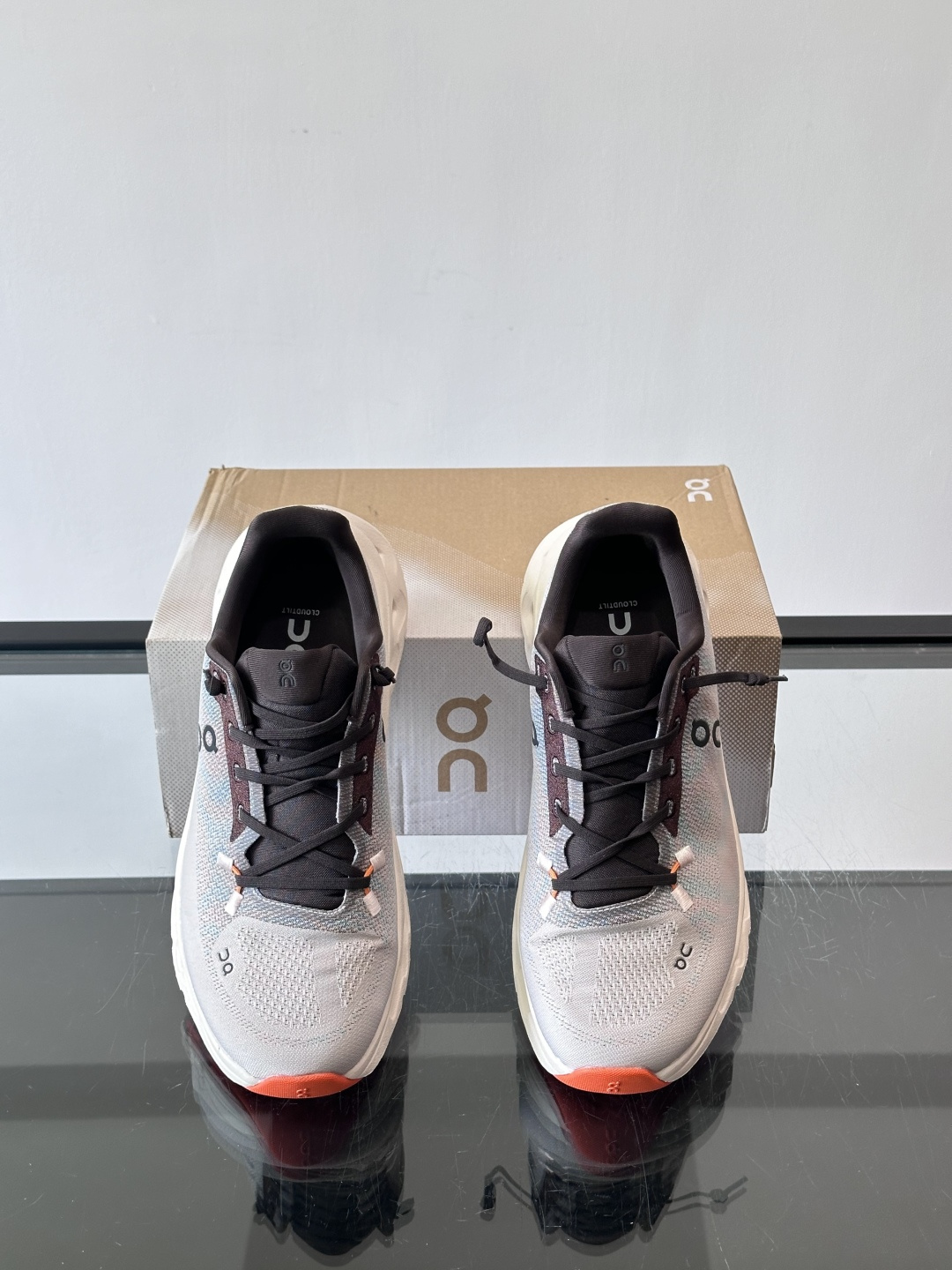 🌸On Cloudtilt情侣款👫跑鞋，瑞士品牌On昂跑出品，主打轻量化和缓震性能。鞋面采用透气网布，适