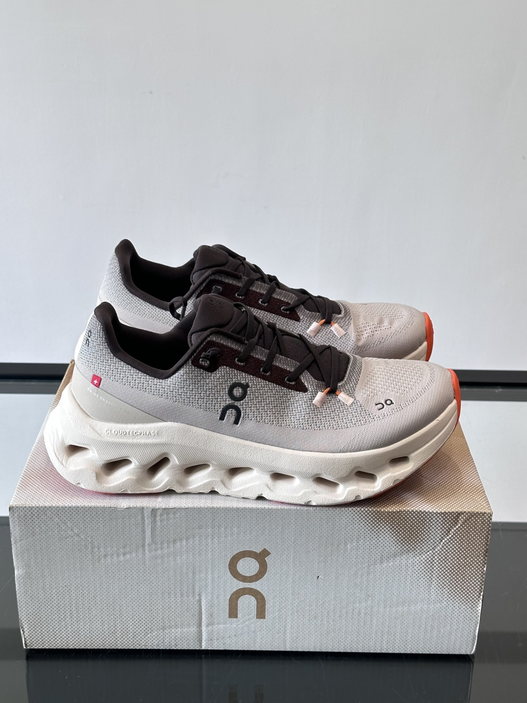 🌸On Cloudtilt情侣款👫跑鞋，瑞士品牌On昂跑出品，主打轻量化和缓震性能。鞋面采用透气网布，适