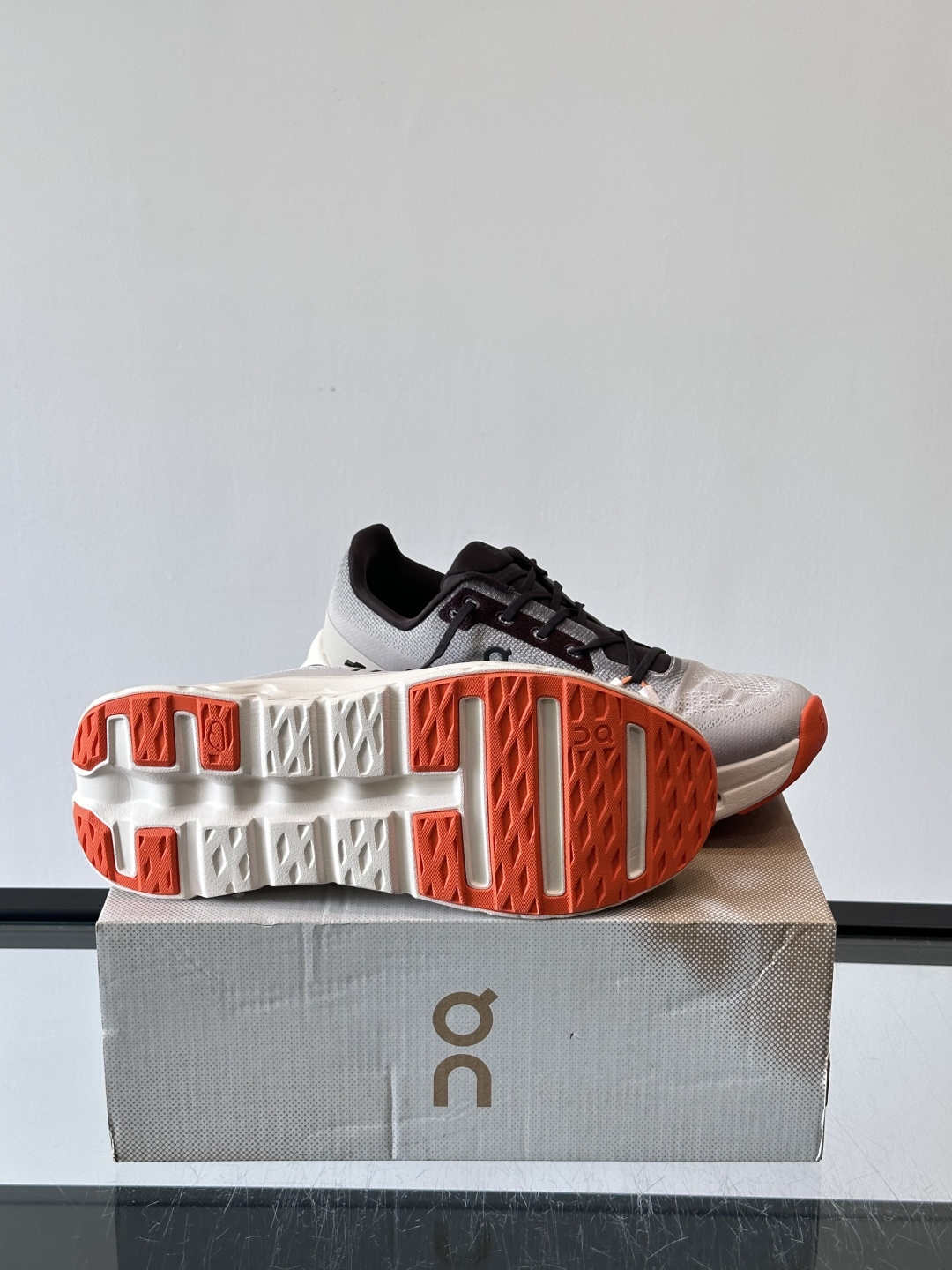 🌸On Cloudtilt情侣款👫跑鞋，瑞士品牌On昂跑出品，主打轻量化和缓震性能。鞋面采用透气网布，适