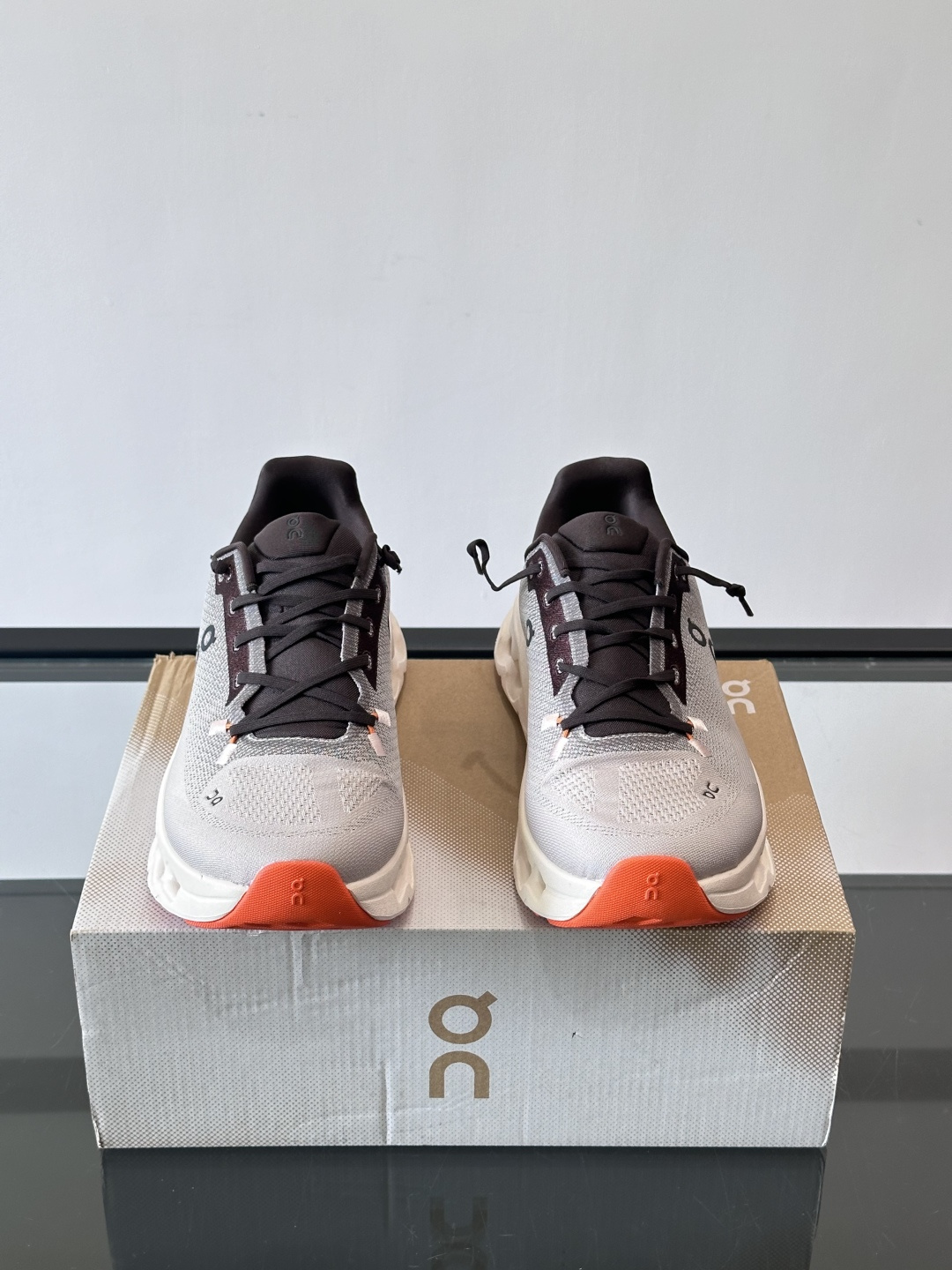 🌸On Cloudtilt情侣款👫跑鞋，瑞士品牌On昂跑出品，主打轻量化和缓震性能。鞋面采用透气网布，适