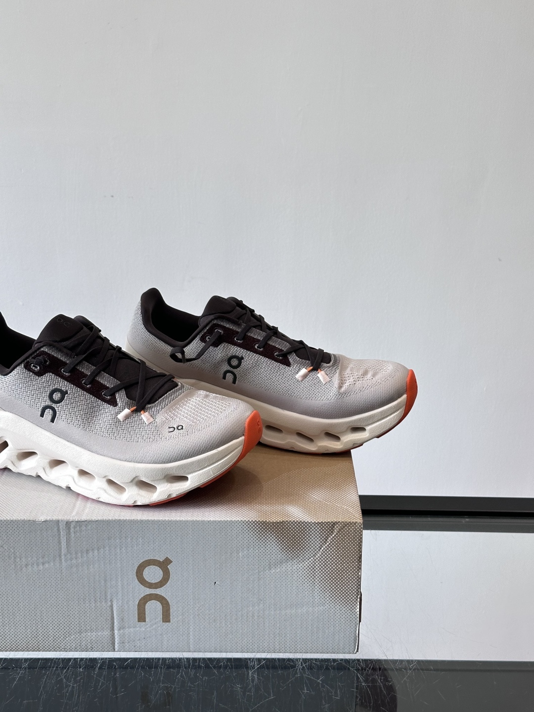 🌸On Cloudtilt情侣款👫跑鞋，瑞士品牌On昂跑出品，主打轻量化和缓震性能。鞋面采用透气网布，适