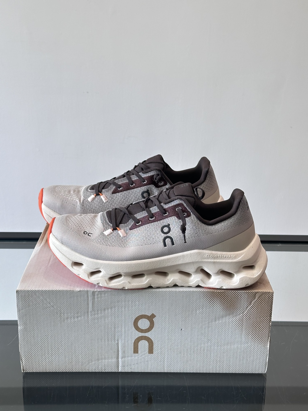 🌸On Cloudtilt情侣款👫跑鞋，瑞士品牌On昂跑出品，主打轻量化和缓震性能。鞋面采用透气网布，适