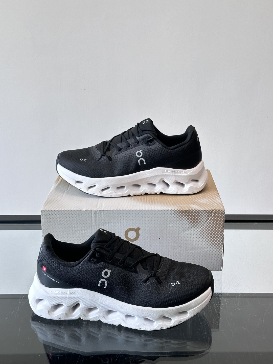 🌸On Cloudtilt情侣款👫跑鞋，瑞士品牌On昂跑出品，主打轻量化和缓震性能。鞋面采用透气网布，适