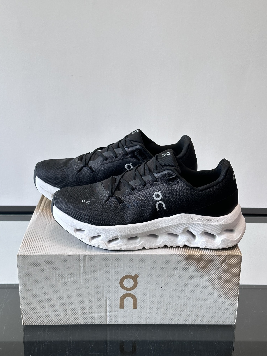 🌸On Cloudtilt情侣款👫跑鞋，瑞士品牌On昂跑出品，主打轻量化和缓震性能。鞋面采用透气网布，适