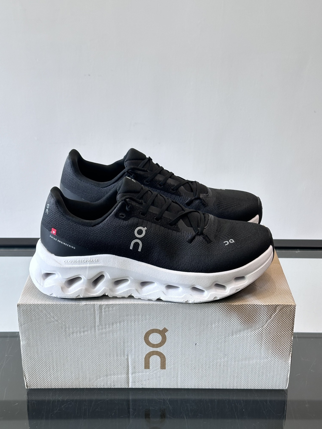 🌸On Cloudtilt情侣款👫跑鞋，瑞士品牌On昂跑出品，主打轻量化和缓震性能。鞋面采用透气网布，适