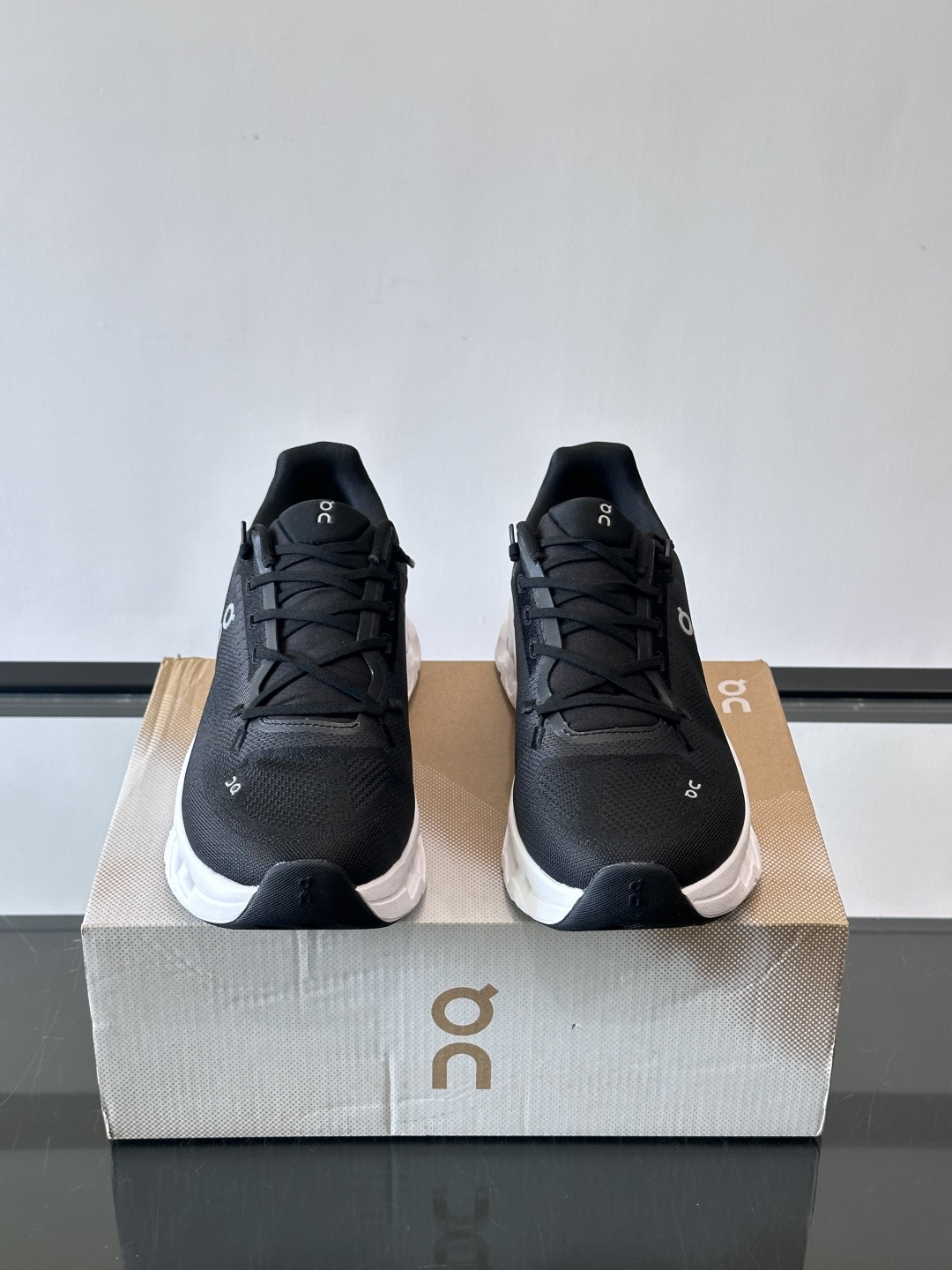 🌸On Cloudtilt情侣款👫跑鞋，瑞士品牌On昂跑出品，主打轻量化和缓震性能。鞋面采用透气网布，适