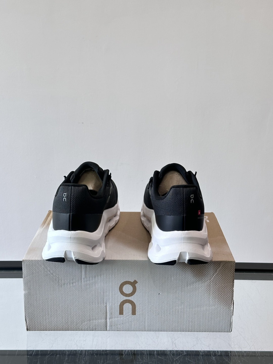 🌸On Cloudtilt情侣款👫跑鞋，瑞士品牌On昂跑出品，主打轻量化和缓震性能。鞋面采用透气网布，适