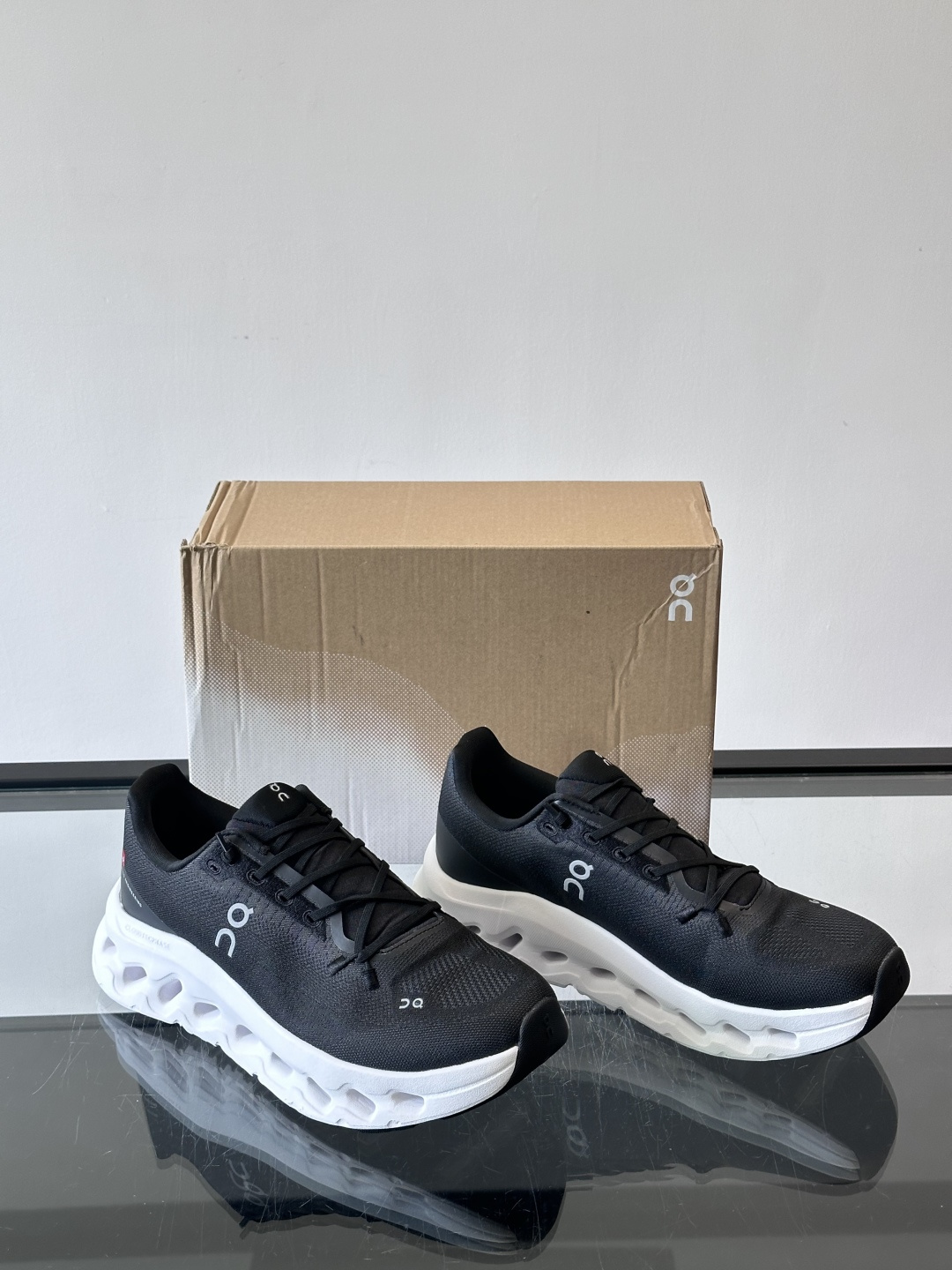 🌸On Cloudtilt情侣款👫跑鞋，瑞士品牌On昂跑出品，主打轻量化和缓震性能。鞋面采用透气网布，适