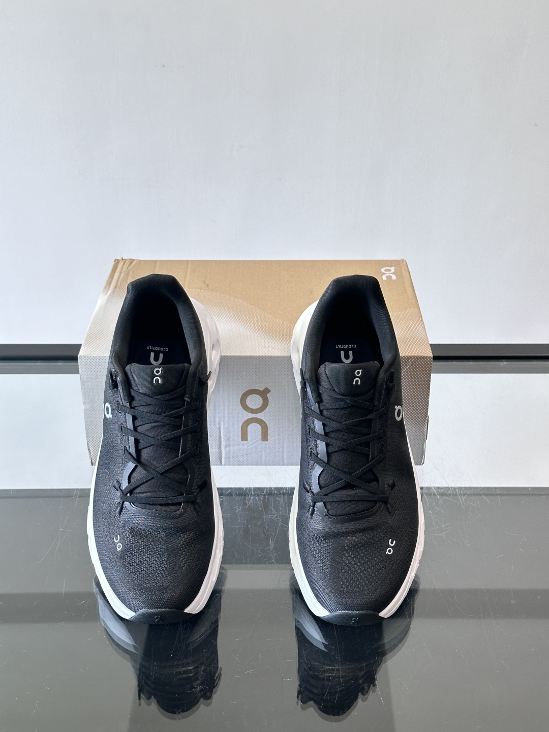 🌸On Cloudtilt情侣款👫跑鞋，瑞士品牌On昂跑出品，主打轻量化和缓震性能。鞋面采用透气网布，适