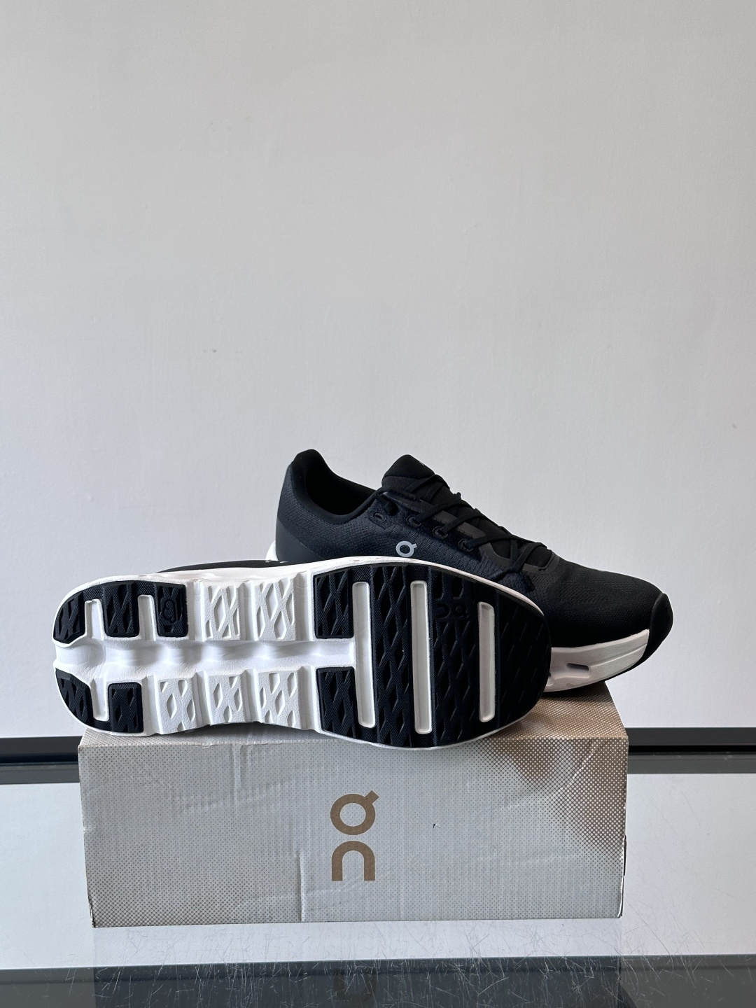 🌸On Cloudtilt情侣款👫跑鞋，瑞士品牌On昂跑出品，主打轻量化和缓震性能。鞋面采用透气网布，适