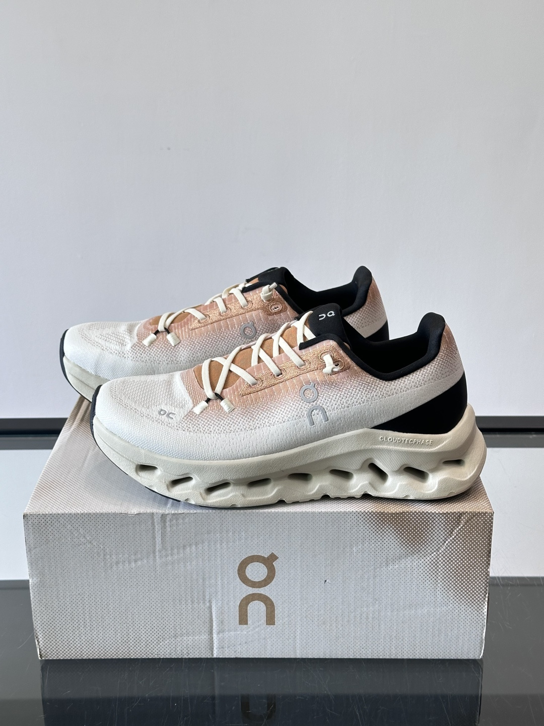 🌸On Cloudtilt情侣款👫跑鞋，瑞士品牌On昂跑出品，主打轻量化和缓震性能。鞋面采用透气网布，适