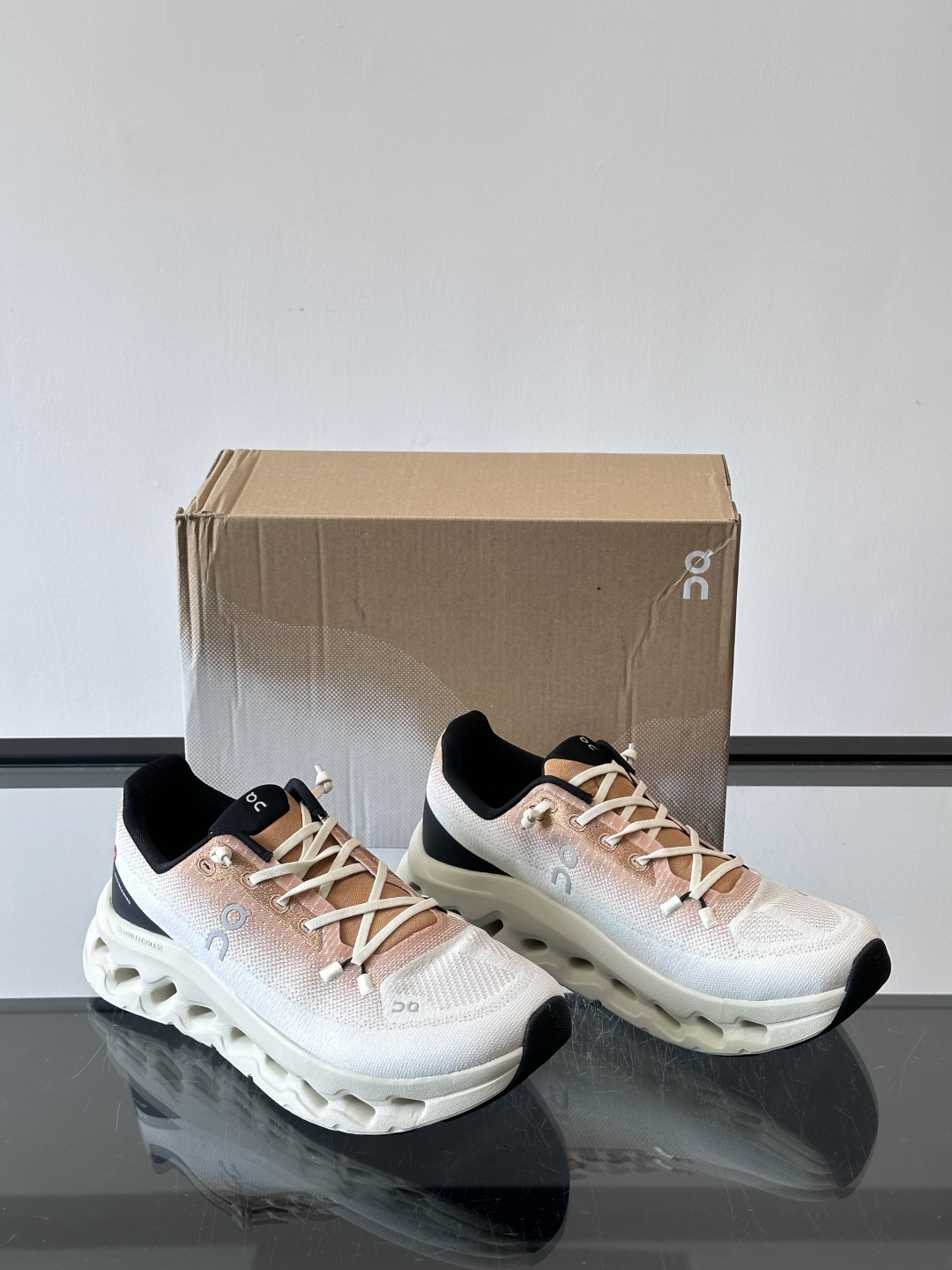 🌸On Cloudtilt情侣款👫跑鞋，瑞士品牌On昂跑出品，主打轻量化和缓震性能。鞋面采用透气网布，适