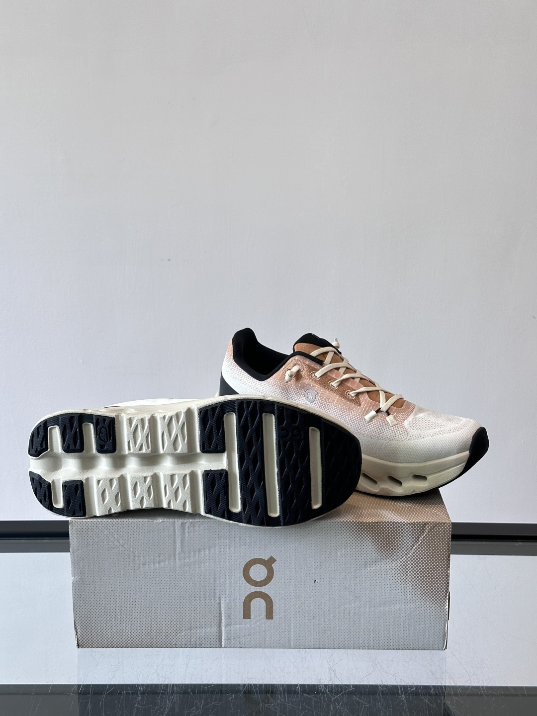 🌸On Cloudtilt情侣款👫跑鞋，瑞士品牌On昂跑出品，主打轻量化和缓震性能。鞋面采用透气网布，适