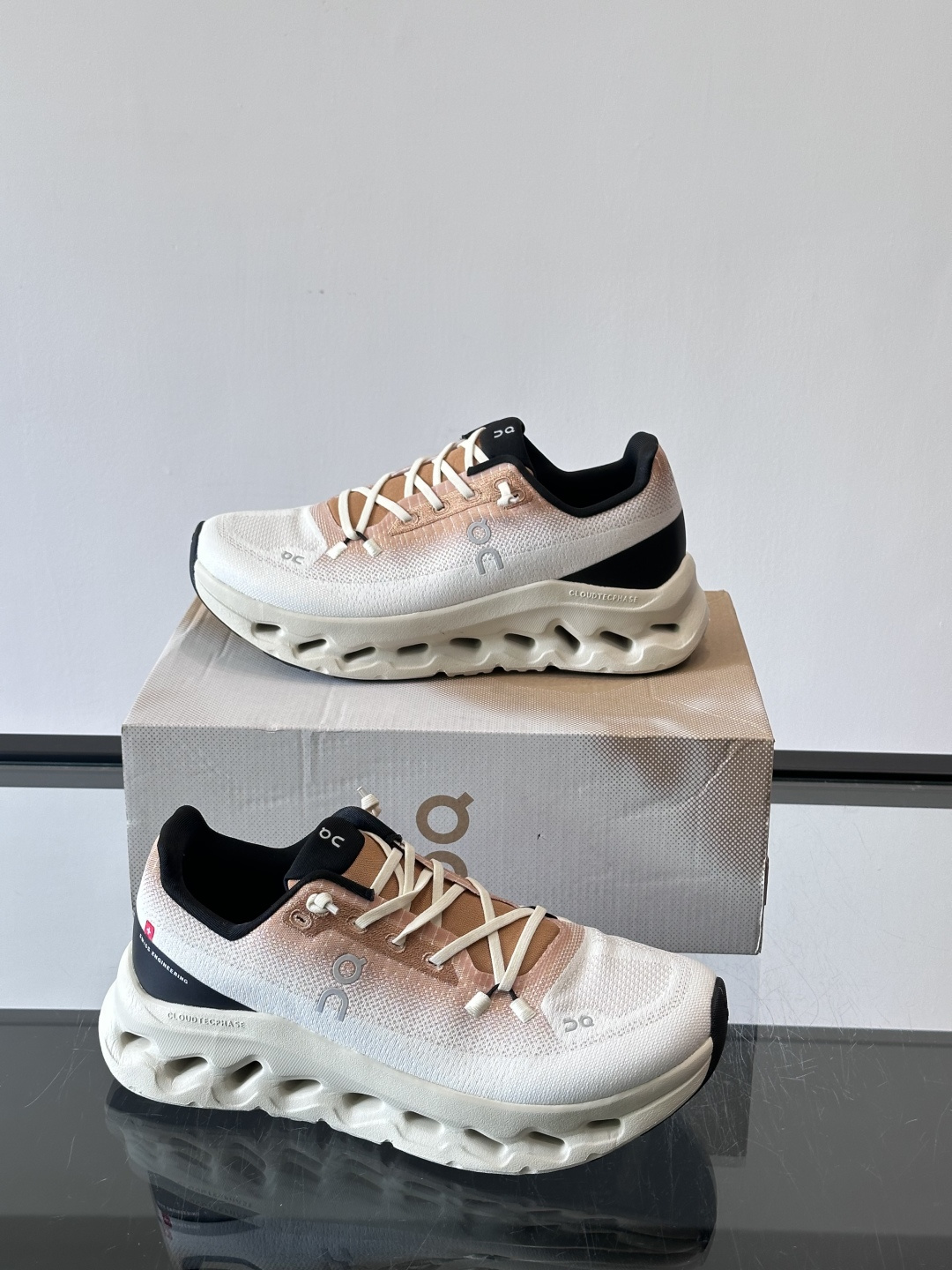 🌸On Cloudtilt情侣款👫跑鞋，瑞士品牌On昂跑出品，主打轻量化和缓震性能。鞋面采用透气网布，适