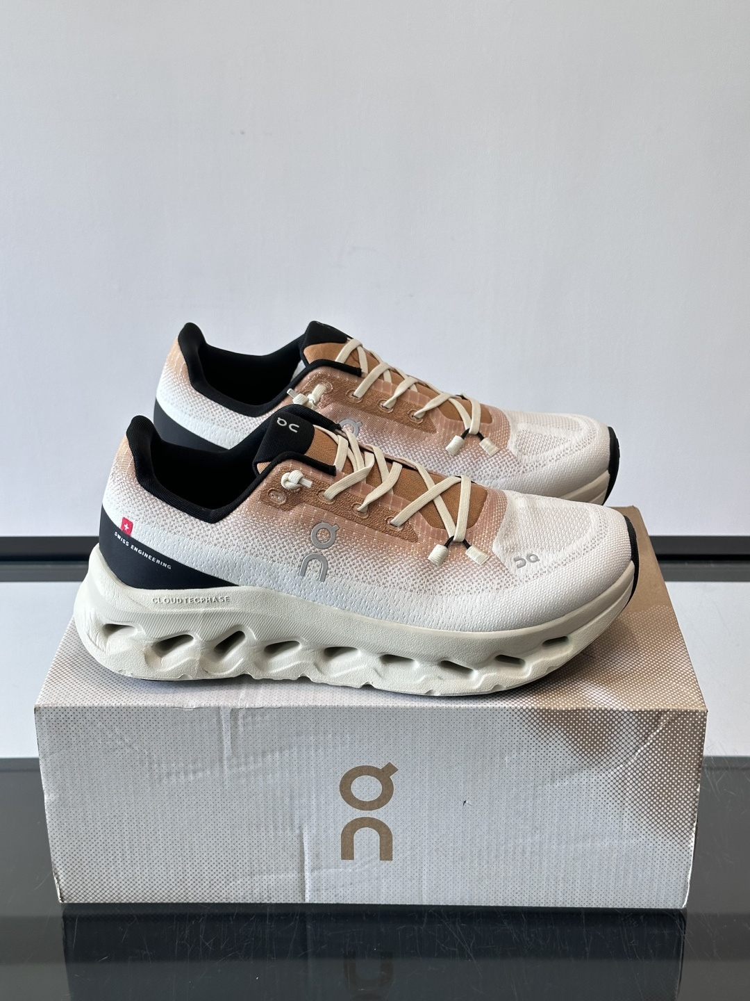 🌸On Cloudtilt情侣款👫跑鞋，瑞士品牌On昂跑出品，主打轻量化和缓震性能。鞋面采用透气网布，适