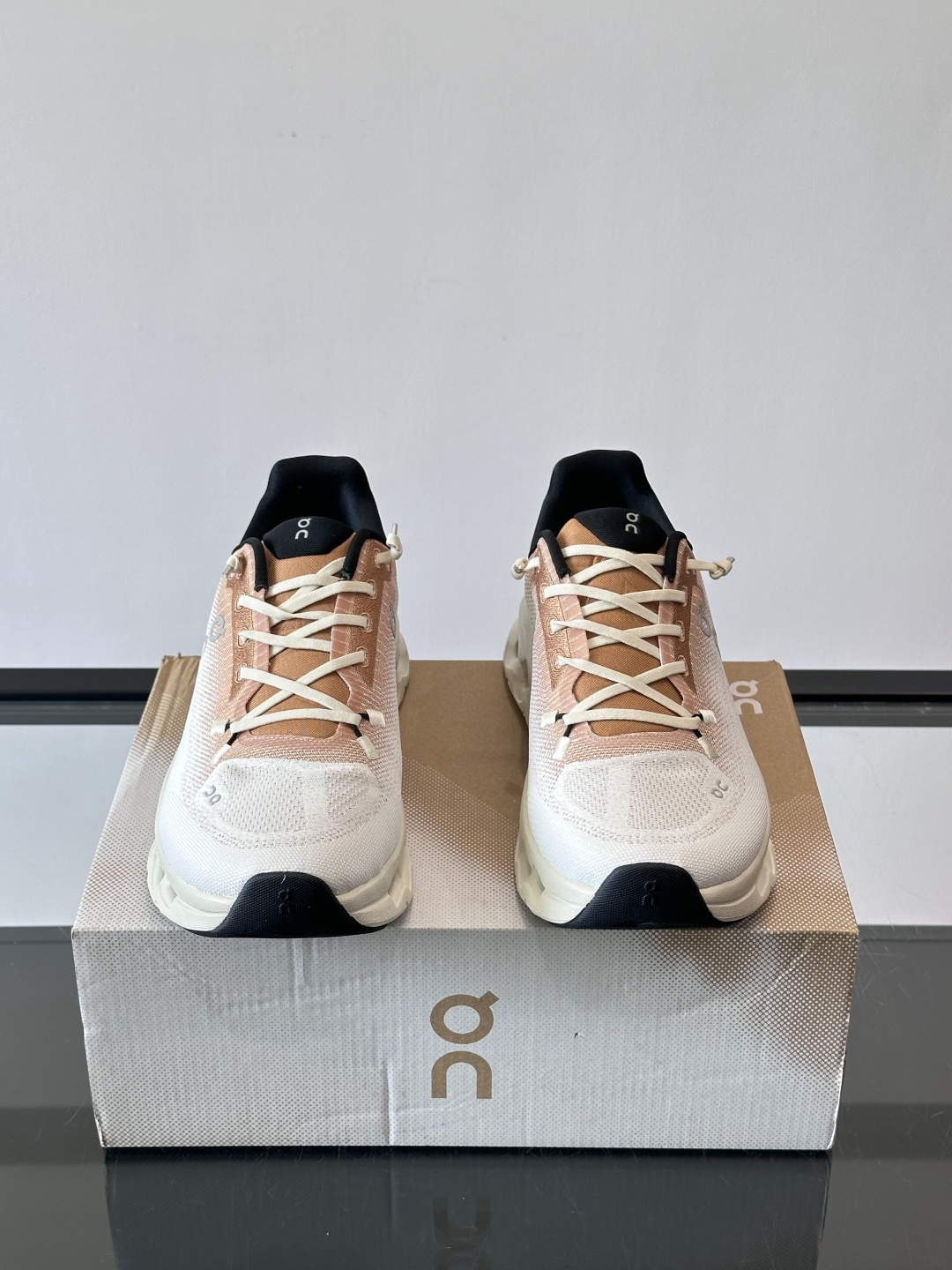 🌸On Cloudtilt情侣款👫跑鞋，瑞士品牌On昂跑出品，主打轻量化和缓震性能。鞋面采用透气网布，适