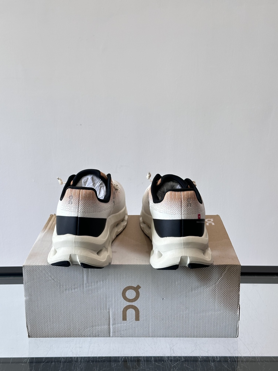 🌸On Cloudtilt情侣款👫跑鞋，瑞士品牌On昂跑出品，主打轻量化和缓震性能。鞋面采用透气网布，适