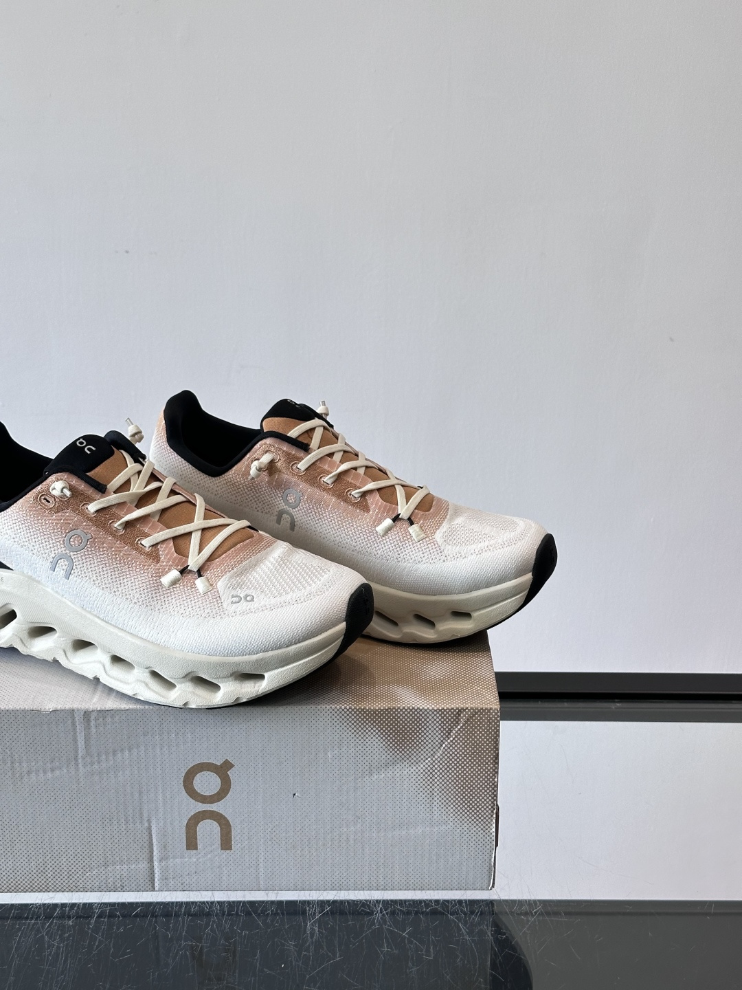 🌸On Cloudtilt情侣款👫跑鞋，瑞士品牌On昂跑出品，主打轻量化和缓震性能。鞋面采用透气网布，适