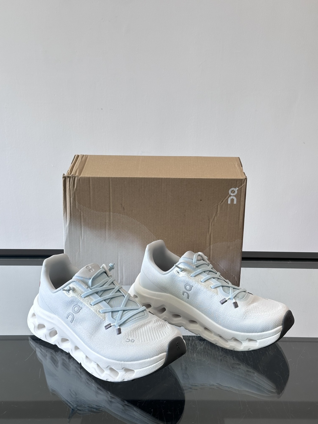 🌸On Cloudtilt情侣款👫跑鞋，瑞士品牌On昂跑出品，主打轻量化和缓震性能。鞋面采用透气网布，适