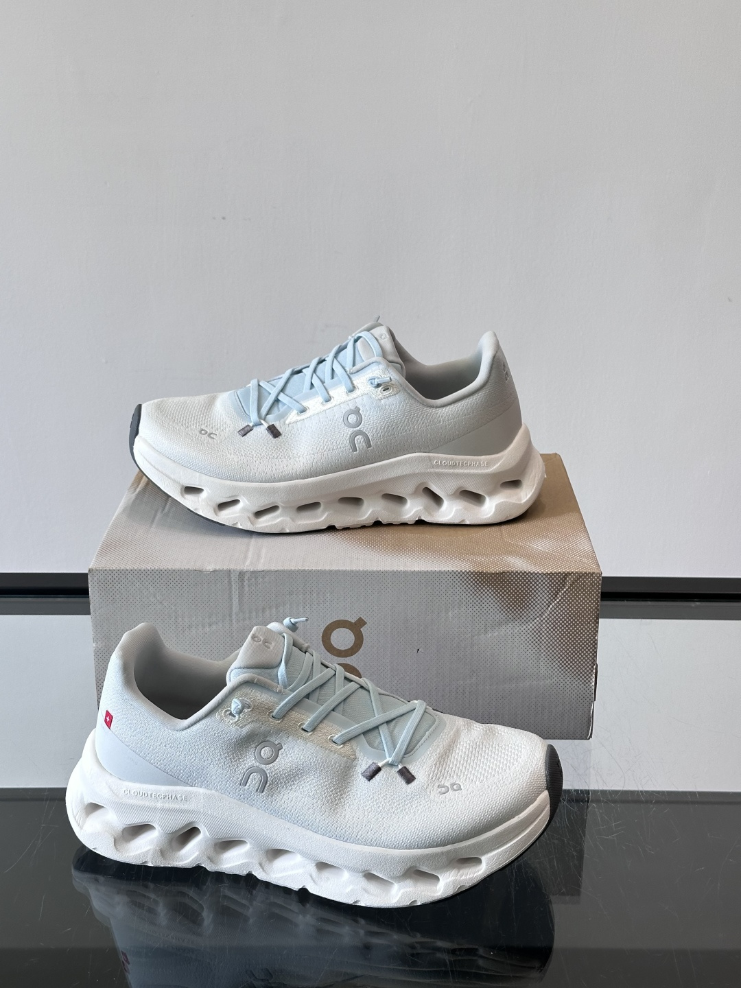 🌸On Cloudtilt情侣款👫跑鞋，瑞士品牌On昂跑出品，主打轻量化和缓震性能。鞋面采用透气网布，适