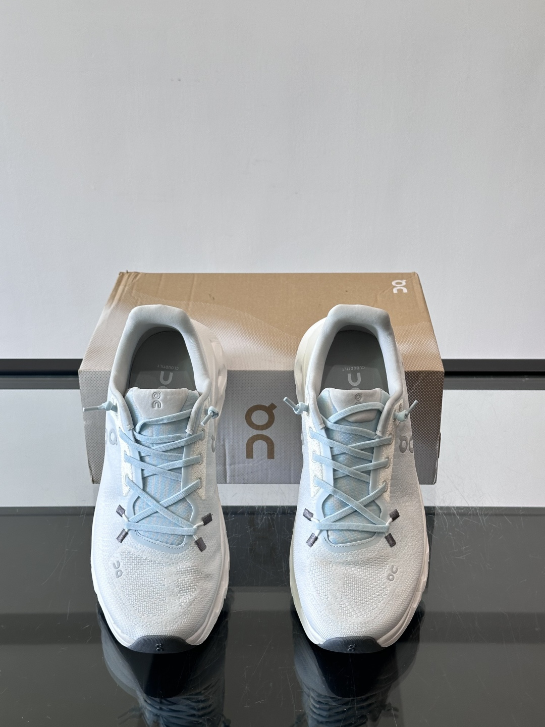 🌸On Cloudtilt情侣款👫跑鞋，瑞士品牌On昂跑出品，主打轻量化和缓震性能。鞋面采用透气网布，适