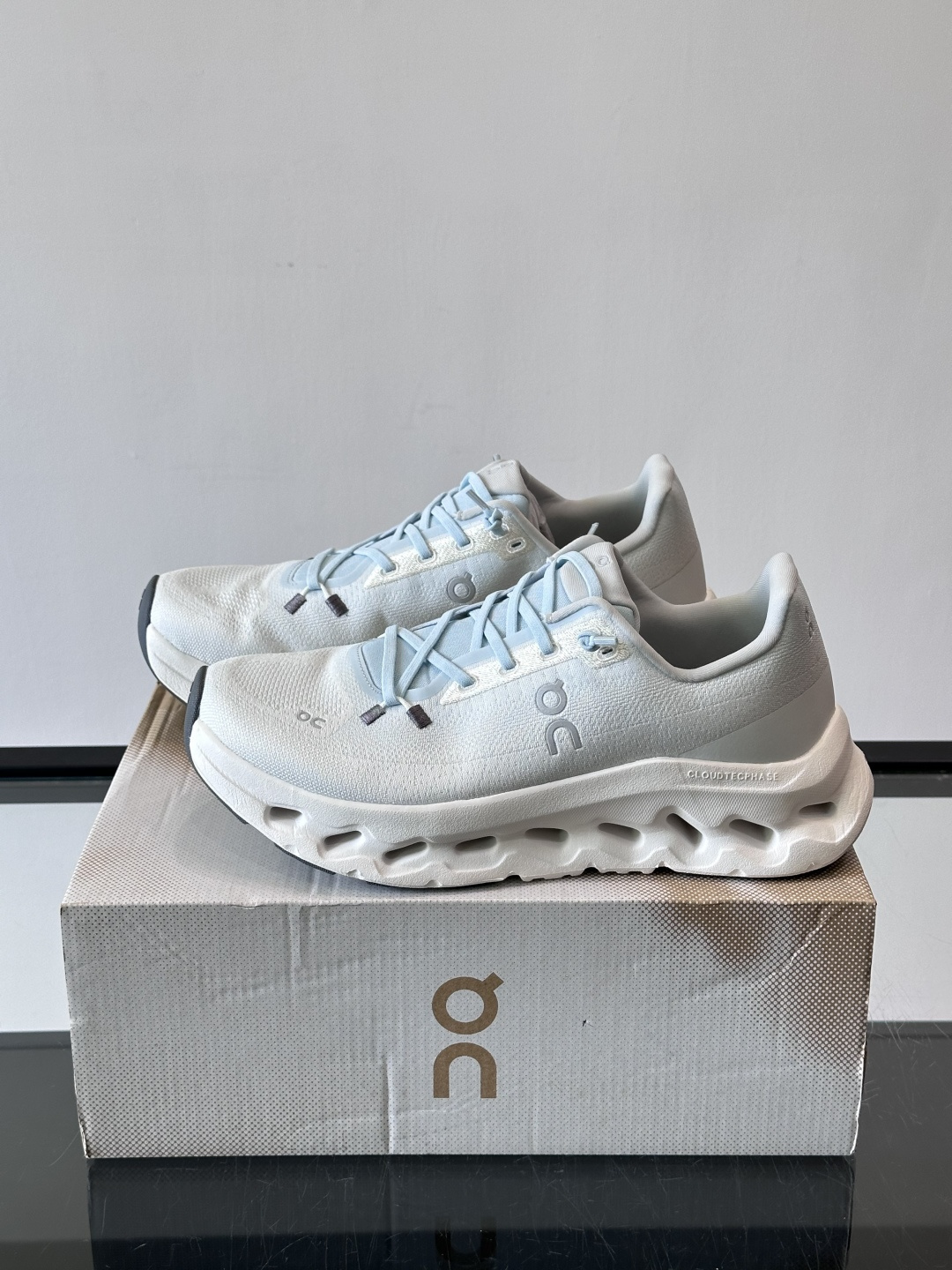 🌸On Cloudtilt情侣款👫跑鞋，瑞士品牌On昂跑出品，主打轻量化和缓震性能。鞋面采用透气网布，适