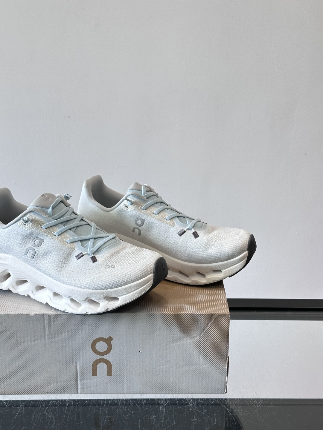 🌸On Cloudtilt情侣款👫跑鞋，瑞士品牌On昂跑出品，主打轻量化和缓震性能。鞋面采用透气网布，适