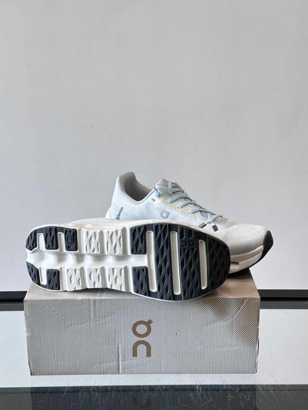 🌸On Cloudtilt情侣款👫跑鞋，瑞士品牌On昂跑出品，主打轻量化和缓震性能。鞋面采用透气网布，适