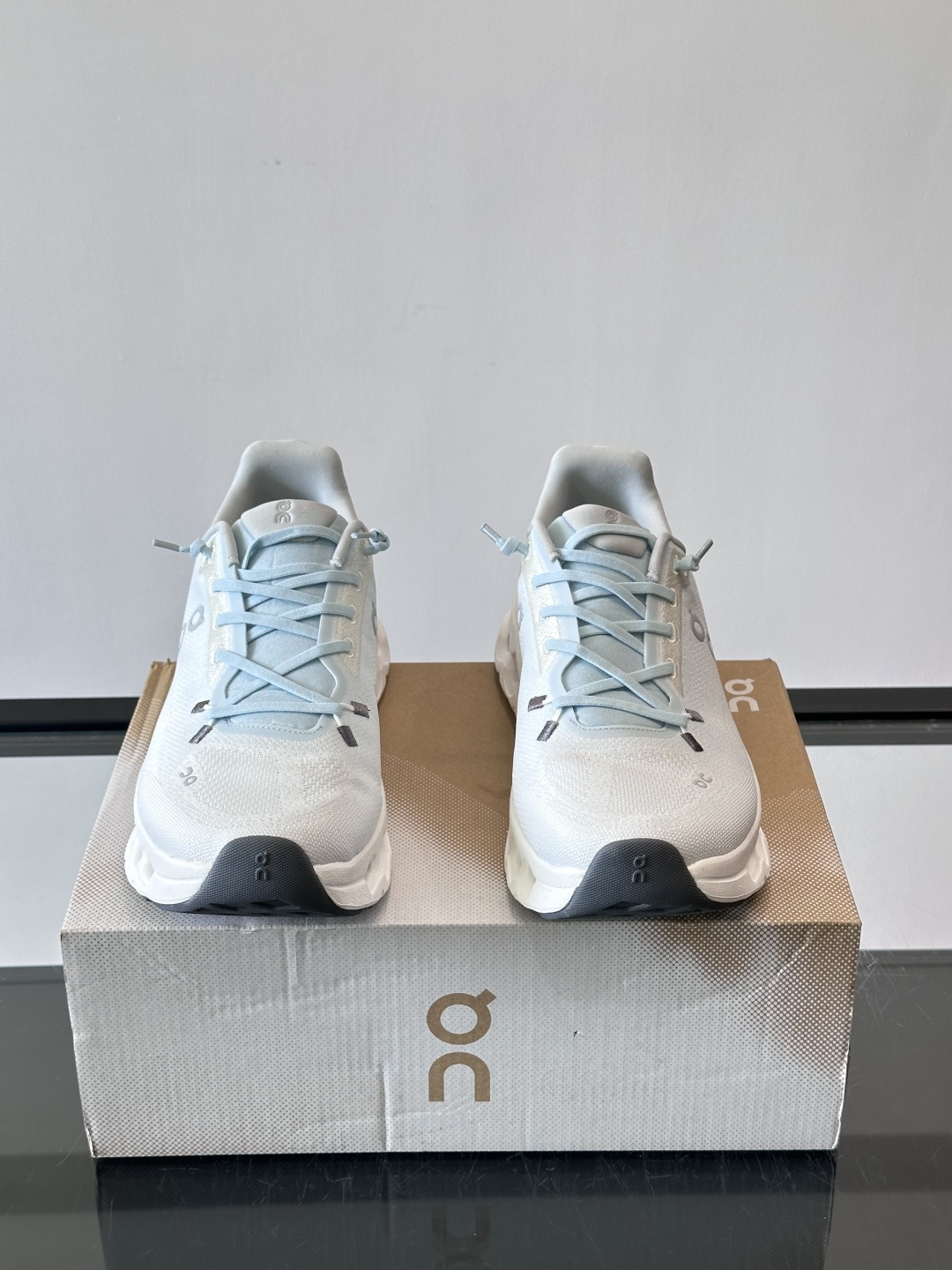 🌸On Cloudtilt情侣款👫跑鞋，瑞士品牌On昂跑出品，主打轻量化和缓震性能。鞋面采用透气网布，适