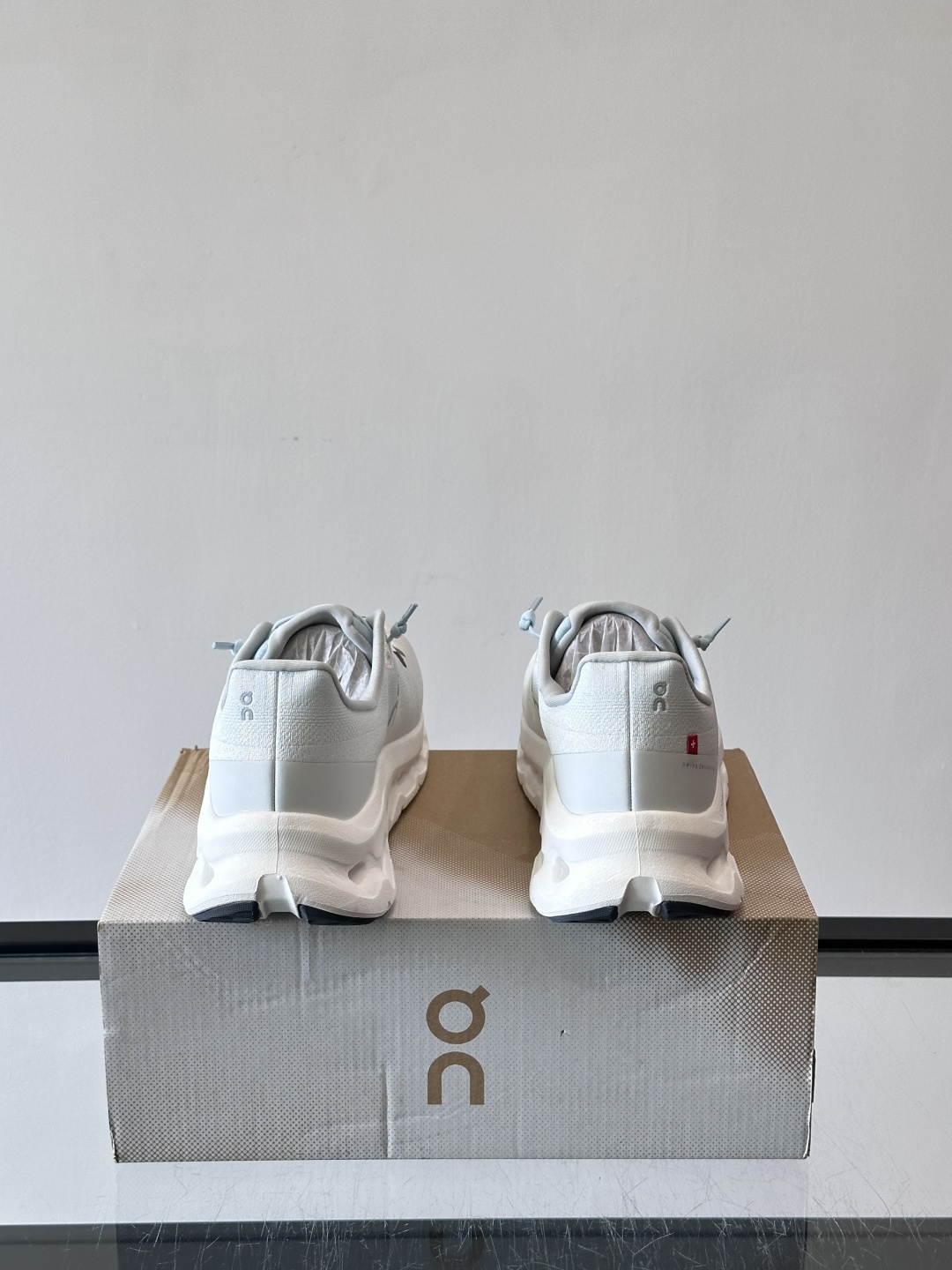 🌸On Cloudtilt情侣款👫跑鞋，瑞士品牌On昂跑出品，主打轻量化和缓震性能。鞋面采用透气网布，适