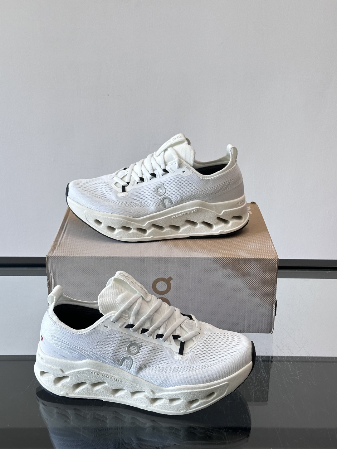 On昂跑 Cloud 6运动鞋情侣款👫​​👟瑞士品牌On昂跑Cloud 6，主打轻量舒适，鞋面多孔网布超