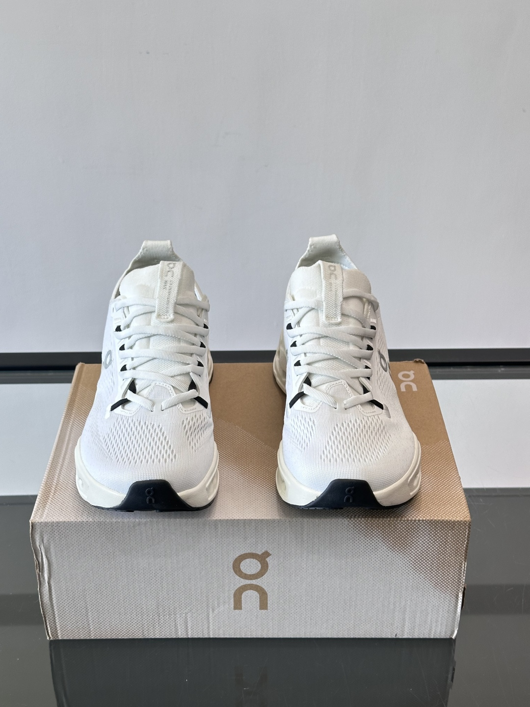 On昂跑 Cloud 6运动鞋情侣款👫​​👟瑞士品牌On昂跑Cloud 6，主打轻量舒适，鞋面多孔网布超